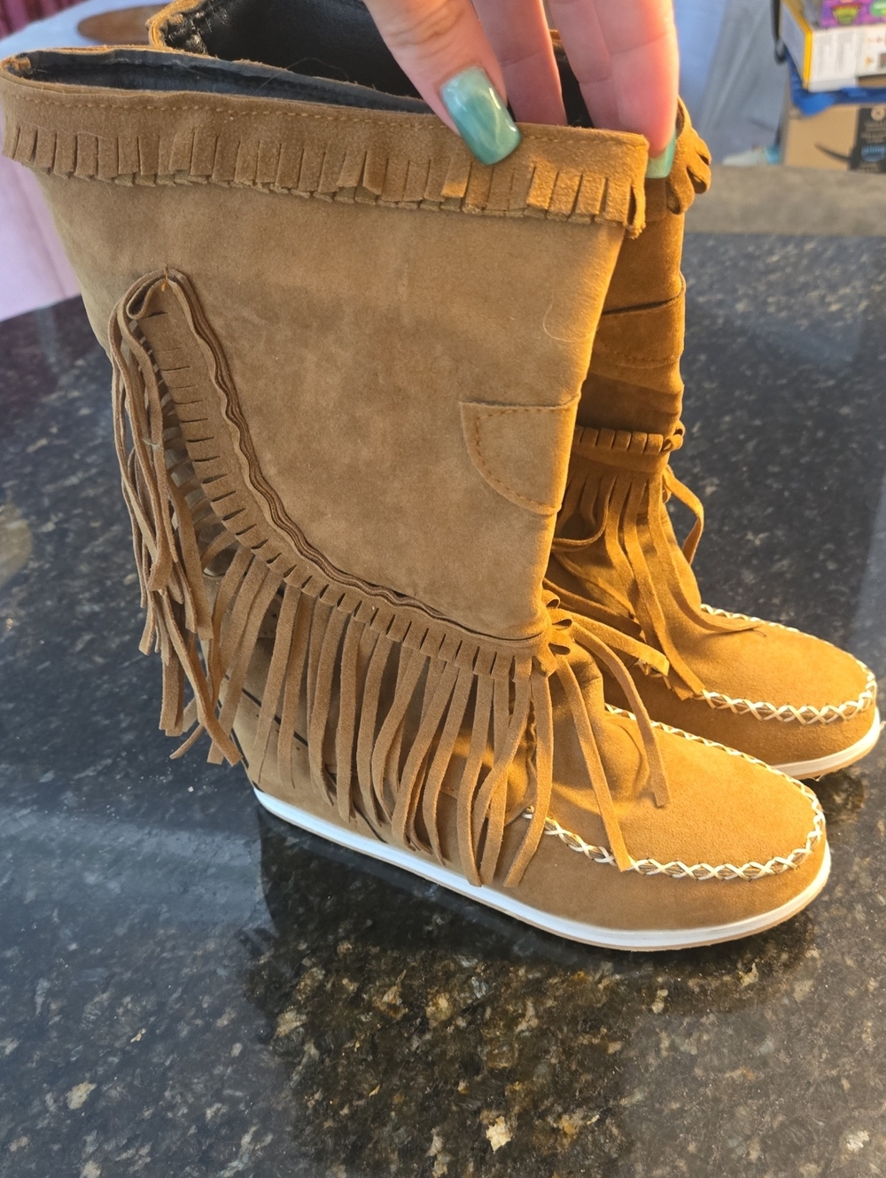 Fringed Wedge Nwot Suede Moccasin Boot - Tan